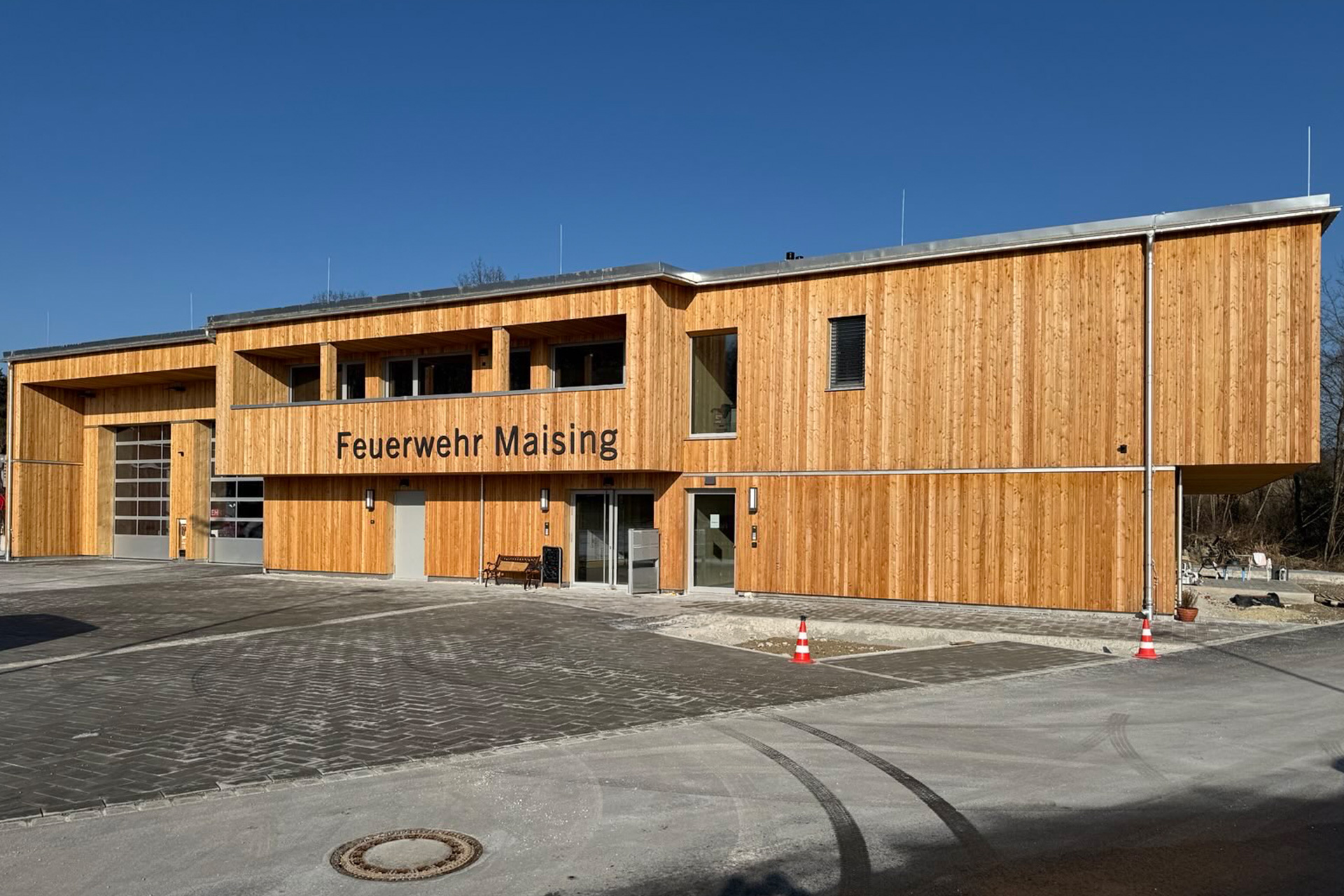 Neubau Feuerwehrhaus Maising mit vier Wohnungen